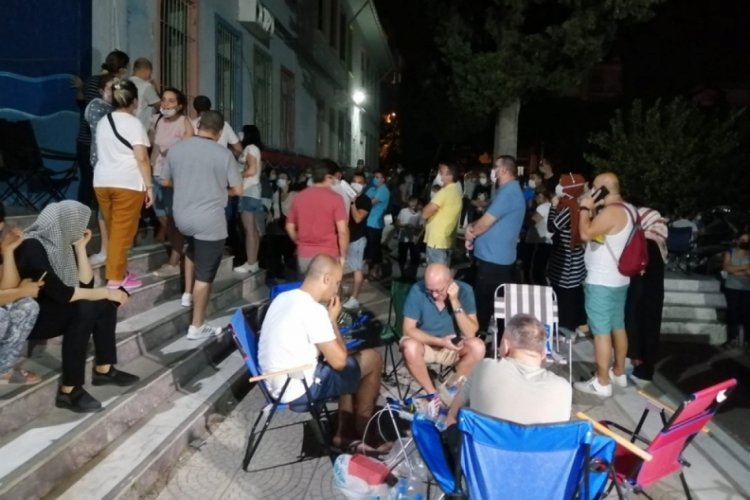 Okulda sosyal mesafesiz 'öğretmen' kuyruğu