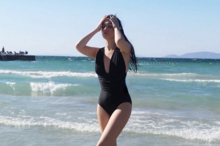 Yerli Monica'nın tatil keyfi