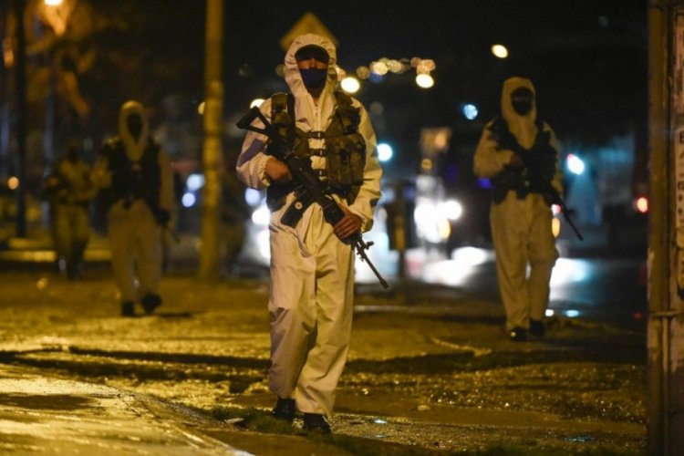 Karteller, karantinaya uymayanları infaz ediyorlar!