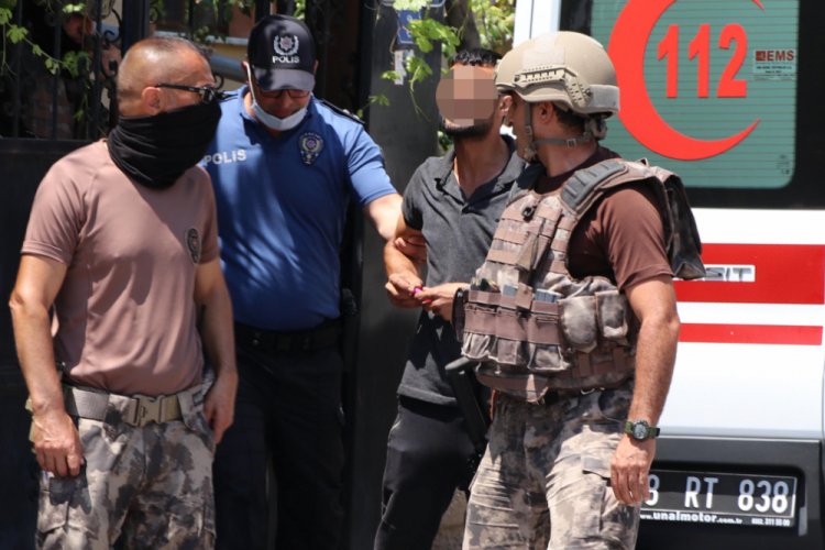 Eşi evi terk edince kendini tüfekle eve kilitleyen kocayı polis ikna etti