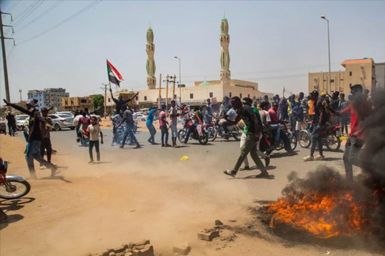 Sudan'da reform karşıtı protestoları engellemek için köprüler ve büyük camiler kapatıldı