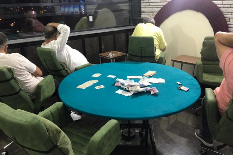 Dernek binasında kumar oynarken yakalandılar