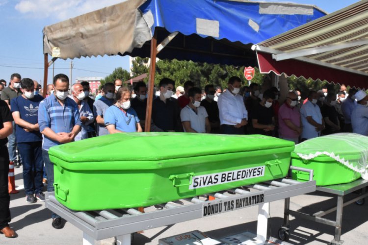 Kazada ölen çift ve torunları toprağa verildi