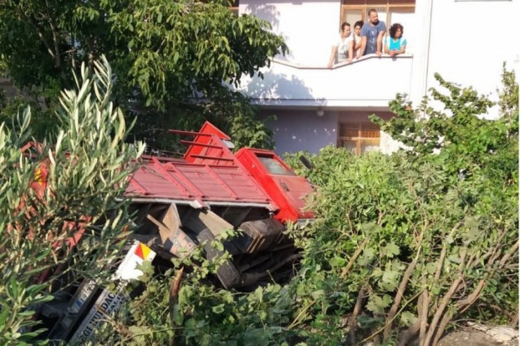 Çorum'da freni patlayan kamyonet evin bahçesine girdi
