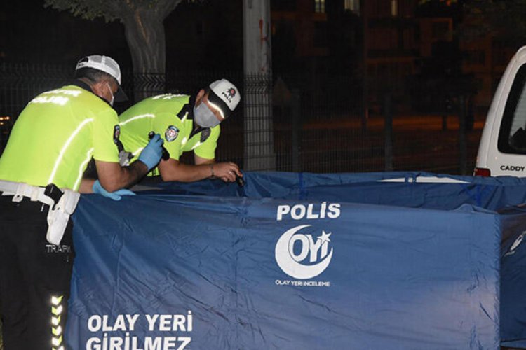 Yolun karşısına geçmek isterken araba çarpan çocuk öldü
