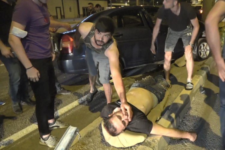 Bursa'da kazada, araçta sıkışan sürücüyü vatandaşlar kurtardı