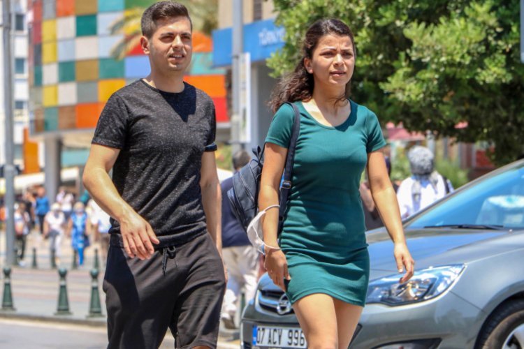Maskeleri ellerinde ve kollarında taşıyorlar