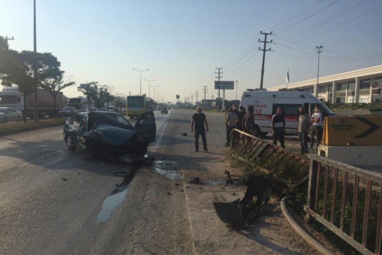 Bursa'da otomobil bariyerlere çarptı, sürücü yaralandı