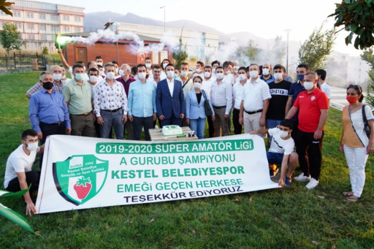 Bursa Kestel Belediye Başkanı Tanır, şampiyonluk pastasını kesti