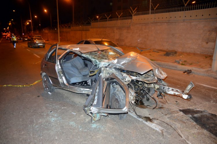 Kontrolden çıkan otomobil refüjdeki ağaca çarptı: 2 ölü