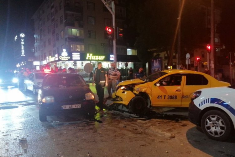 4 araç birbirine girdi: 1 yaralı