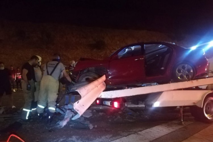 Otomobil bariyere ok gibi saplandı: 1 ölü