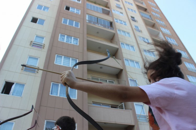 Bursa'da çocuklar, gökdelenlerin gölgesinde ok atıyor