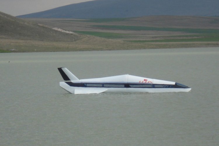Denizde gidebilen yüksek hızlı araç yaptı, köylüler 'füze gördük' ihbarında bulundu