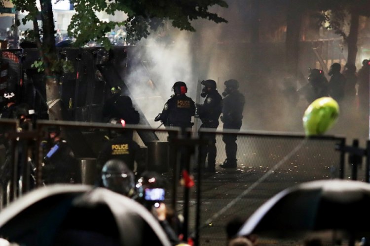 Portland'daki gösterilerde ABD bayrağı yakıldı