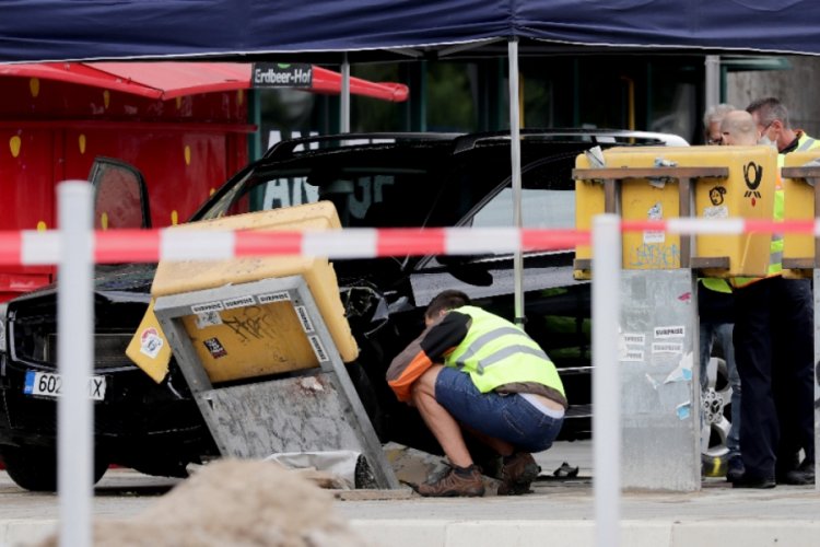 Berlin'de araç yayaların arasına daldı: 7 yaralı
