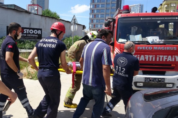 Küçük çocuğun saçları yürüyen merdivenlere sıkıştı