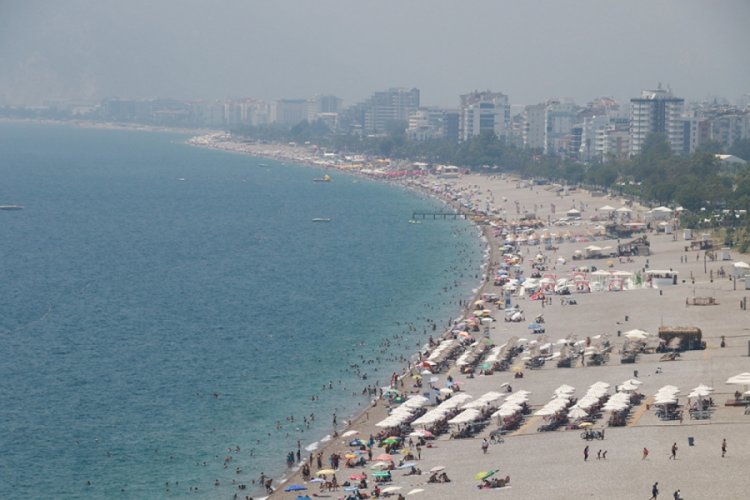 Antalya'da yüksek nemde sahiller doldu
