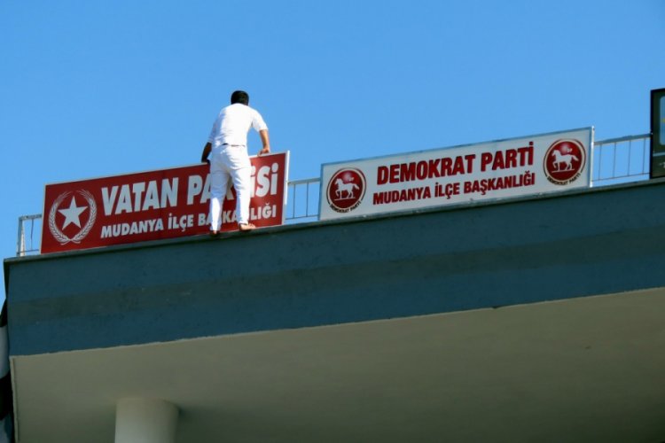 Bursa'da atlamak için terasa çıkan adamı polis ikna etti