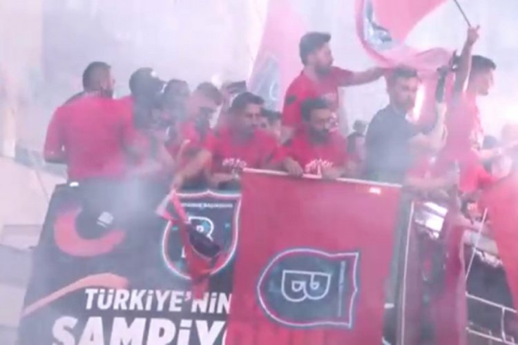 Şampiyon, üstü açık otobüsle stada geldi