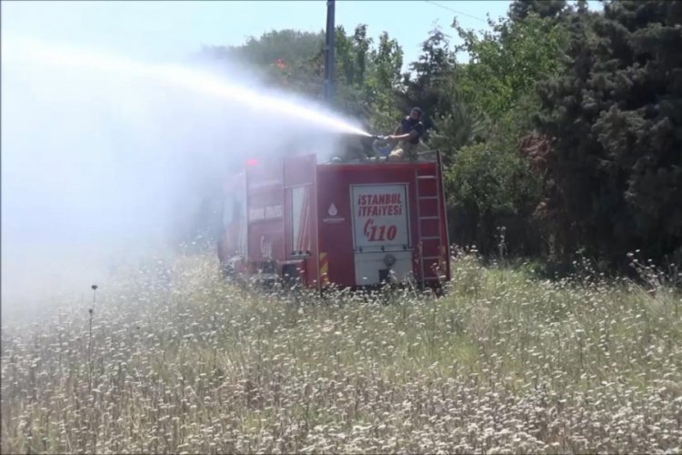 Yangına müdahale eden itfaiye aracı çamura saplandı