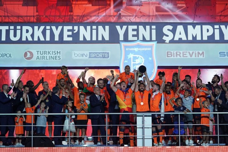 Şampiyon Başakşehir kupasını kaldırdı