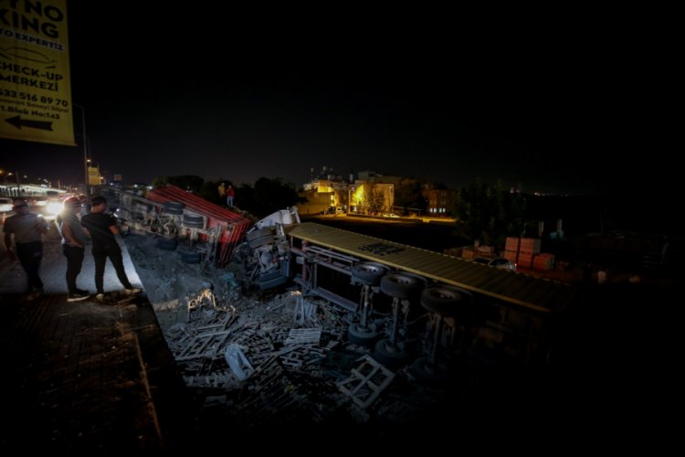 Bursa'da TIR ile kamyon fabrika bahçesine uçtu: 2 yaralı