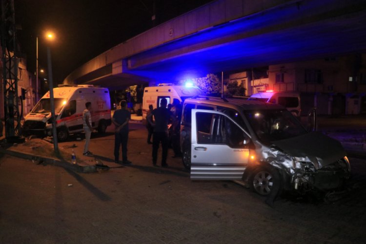 Ambulans ve hafif ticari araç çarpıştı
