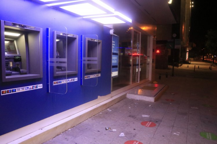 ATM kartını yutunca yetkiliye ulaşmak için bankanın camını kırdı