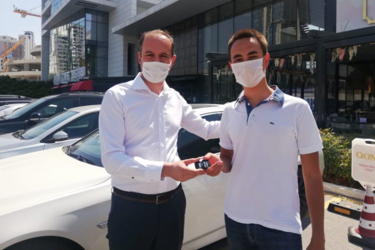 YKS'de birinci olan öğrencisine otomobilini hediye etti!