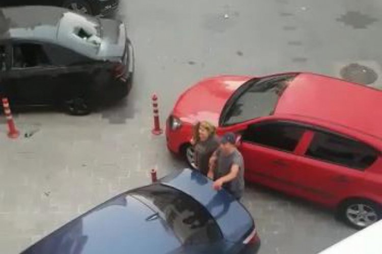Kavgalı oldukları ailenin otomobilini böyle parçaladılar