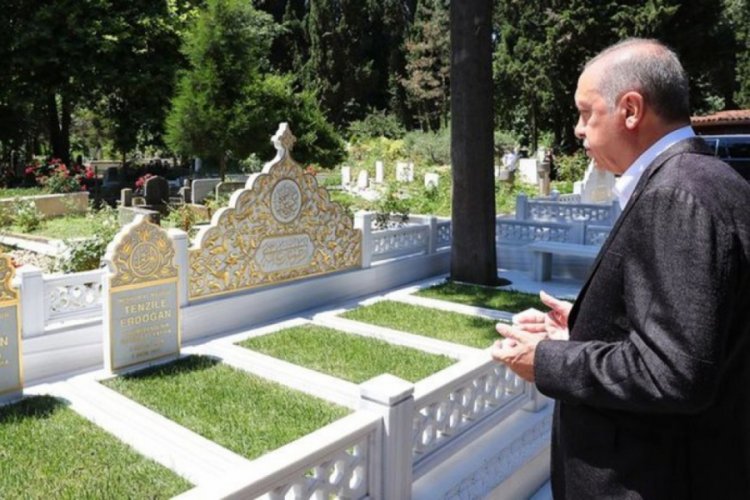 Cumhurbaşkanı Erdoğan, anne ve babasının kabirlerini ziyaret etti
