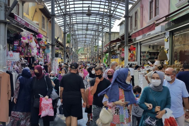 Bursa'da maskesiz ve sosyal mesafesiz bayram alışverişi