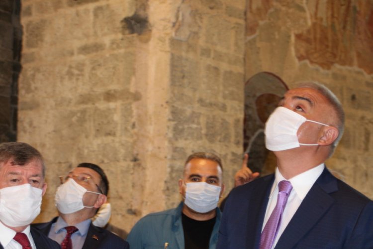 Bakan Ersoy'dan açılış öncesi Ayasofya Camisi'nde inceleme