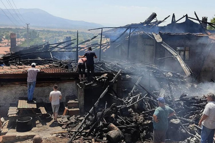 Çıkan yangında bir ev ve depo hasar gördü