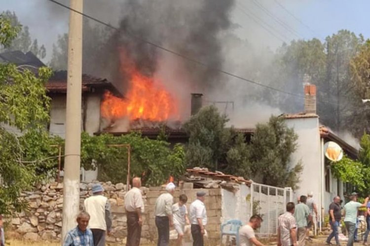 Denizli'de ahşap ev ve depo yandı