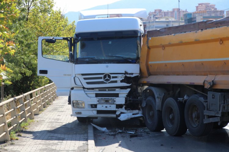 Otomobile çarpmamak için yavaşlayan tır, kamyona çarptı