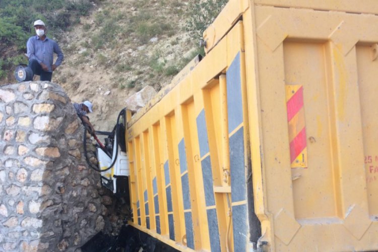 Freni boşalan kamyon dağın yamacına çarptı, sürücü öldü