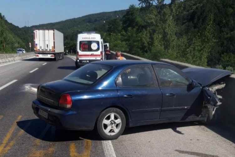 Bursa İnegöl'de otomobil bariyerlere çarptı: 2 yaralı
