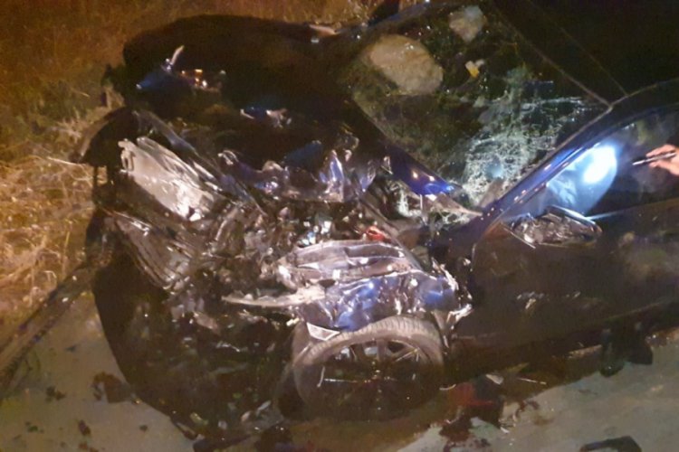 Bursa'da iki otomobil kafa kafaya çarpıştı