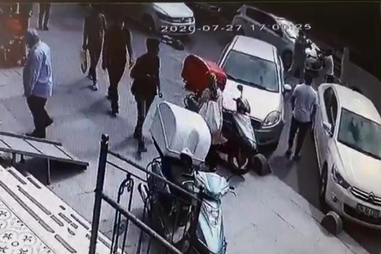 Sokak ortasında babasını sopayla dövdü