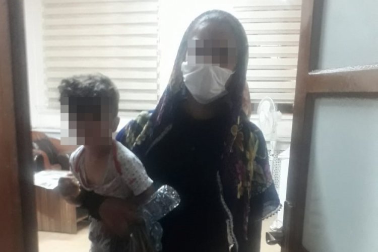 Dilenerek topladığı paraları bebeğinin şapkasına saklamış