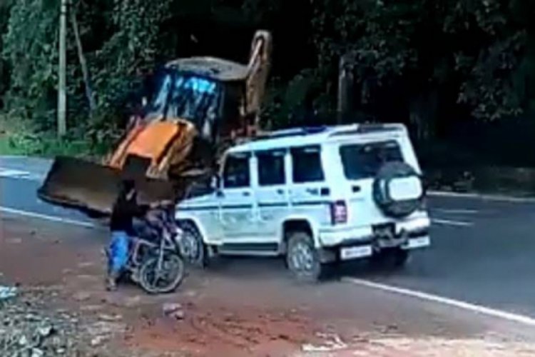 Hindistan'da motosikletli genç ölümden döndü