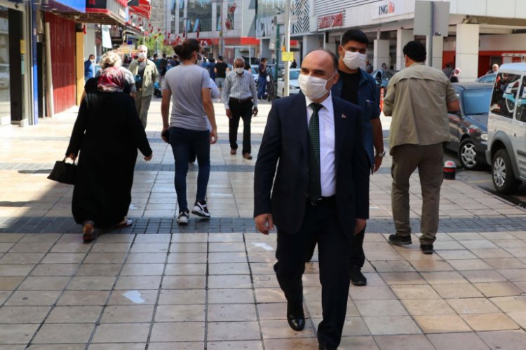 Kayseri Valisi'nden caddede maske ve sosyal mesafe uyarısı