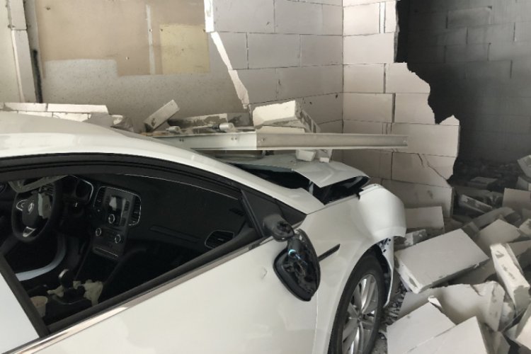 Gaz ile freni karıştıran sürücü dükkana daldı