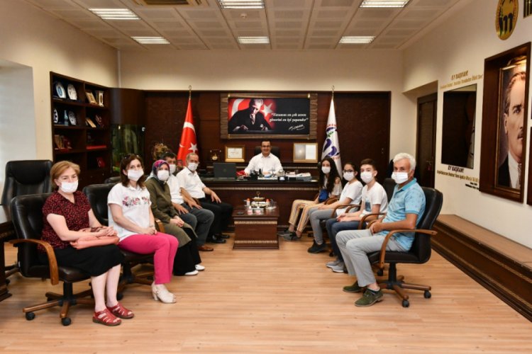 Bursa Mustafakemalpaşa LGS şampiyonları Başkan Kanar'ı ziyaret etti