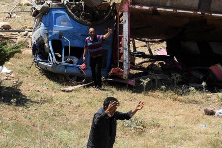 Kurbanlık yüklü kamyon şarampole devrildi!