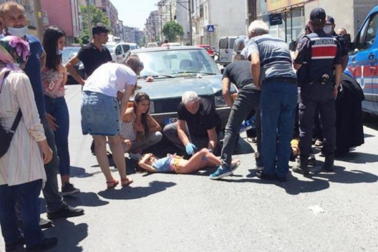 Yolun karşısına geçmeye çalışan anne kıza otomobil çarptı!