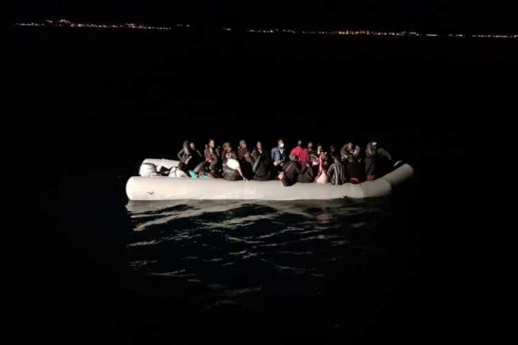 Midilli açıklarında 26 düzensiz göçmen kurtarıldı