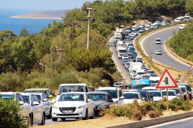 Bodrum'da bayram yoğunluğu: Kilometrelerce kuyruk